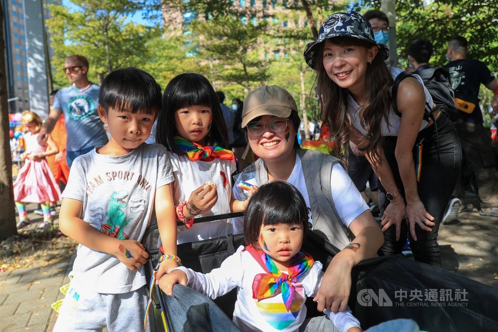 台湾同志游行涌13万人 异性恋家庭、在台外国人助阵