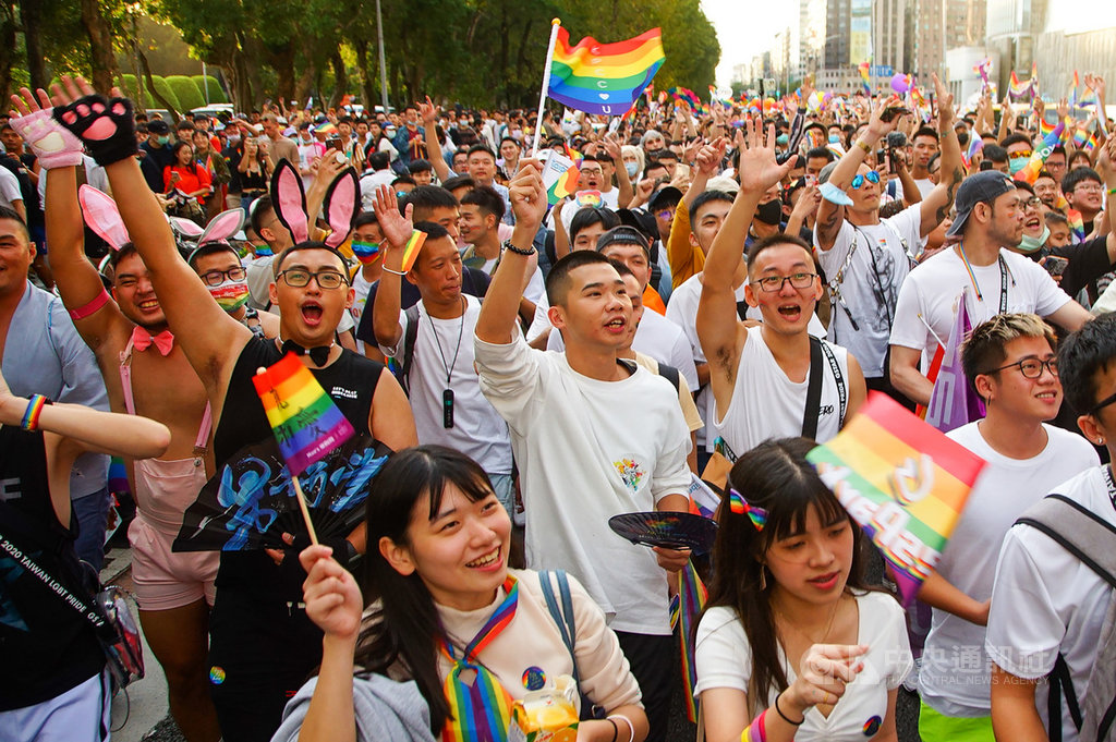 台湾同志游行涌13万人 异性恋家庭、在台外国人助阵