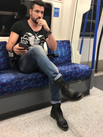 伦敦地铁版爆肉公社，撑爆衬衫裤管的街头型男回头率超高！