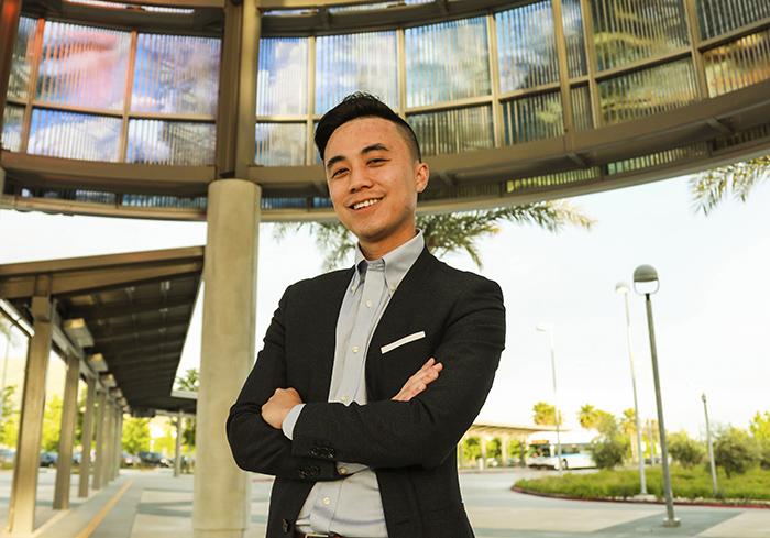 25岁亚裔男孩当选美国最年轻议员 拥抱出柜身分持续推动加州立法