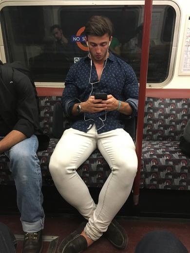 伦敦地铁版爆肉公社，撑爆衬衫裤管的街头型男回头率超高！