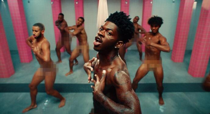 新生代同志饒舌歌手 Lil Nas X 裸池舞蹈 打破粉紅監獄