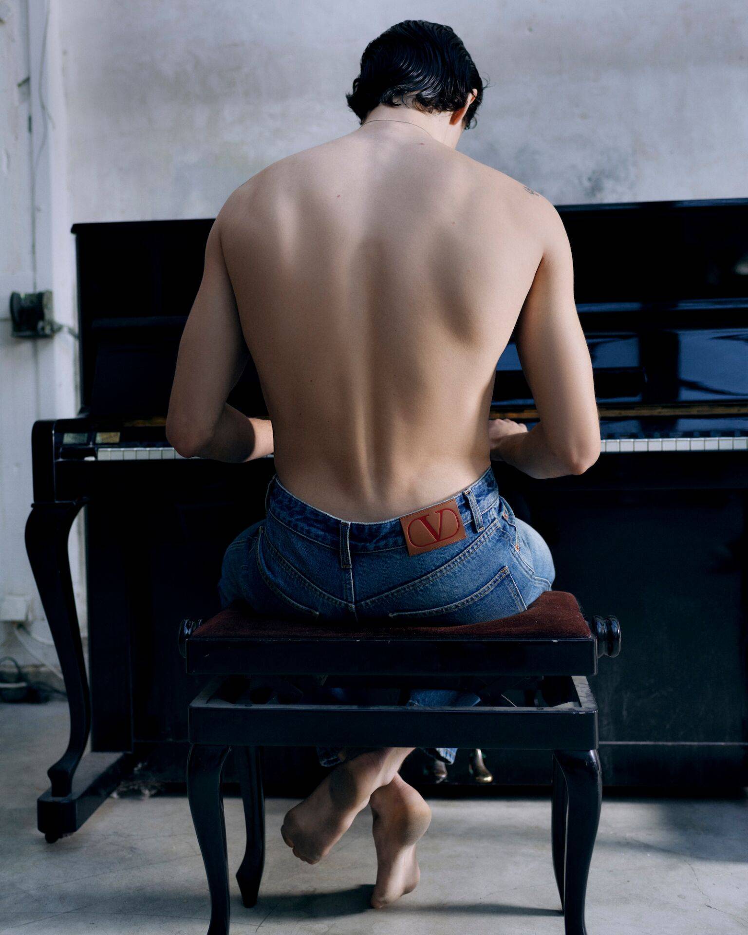 钢琴下的背影
